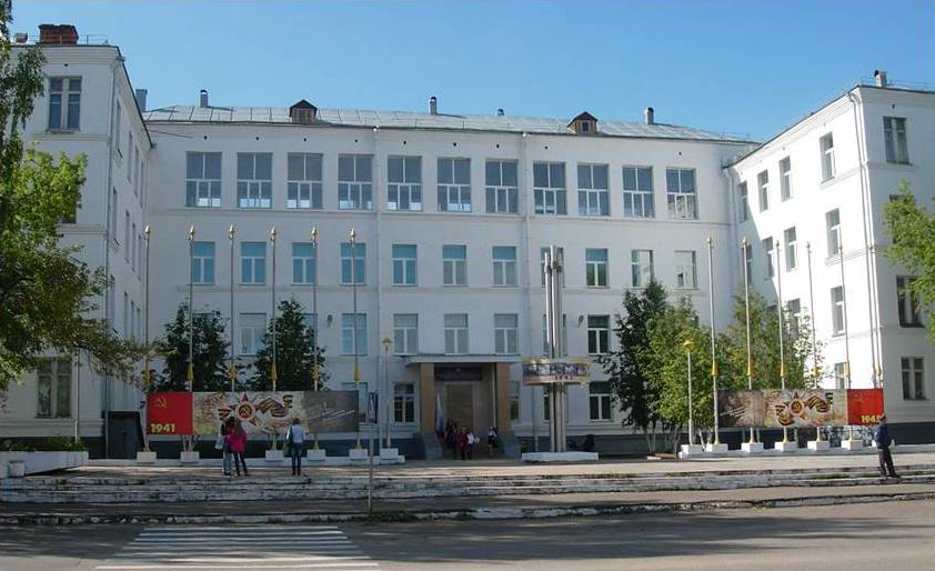 Вид школы с площади Победы